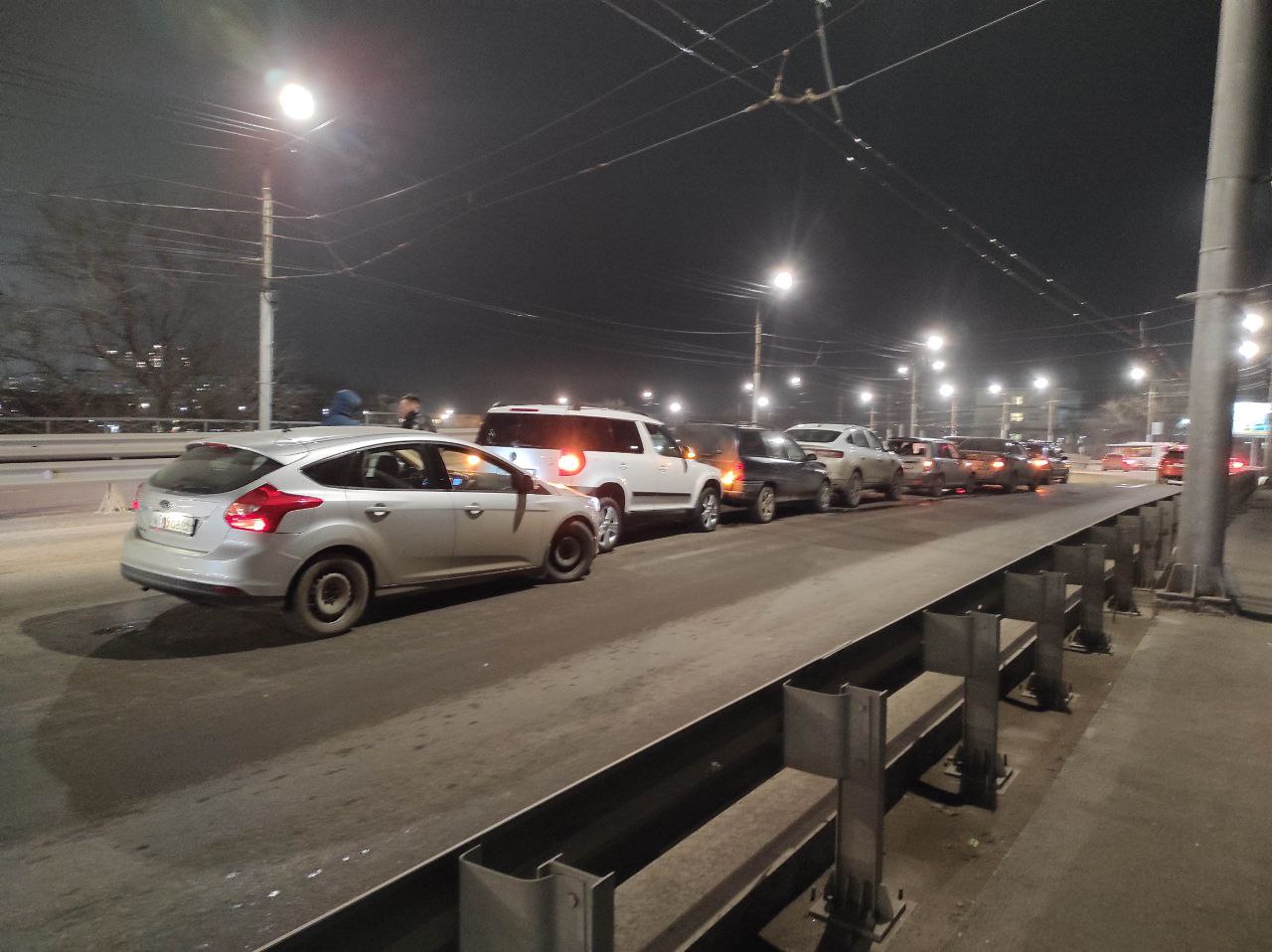 В Заводском районе Саратова на мосту собрался паровоз из столкнувшихся машин